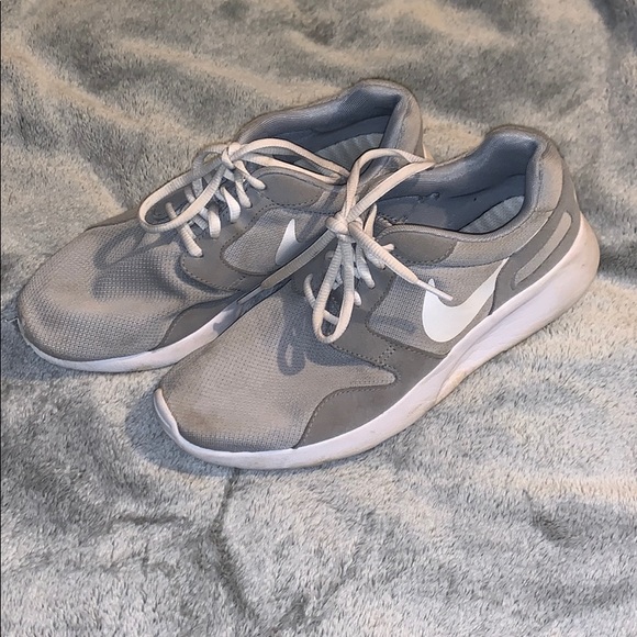 grey nike tennis shoes